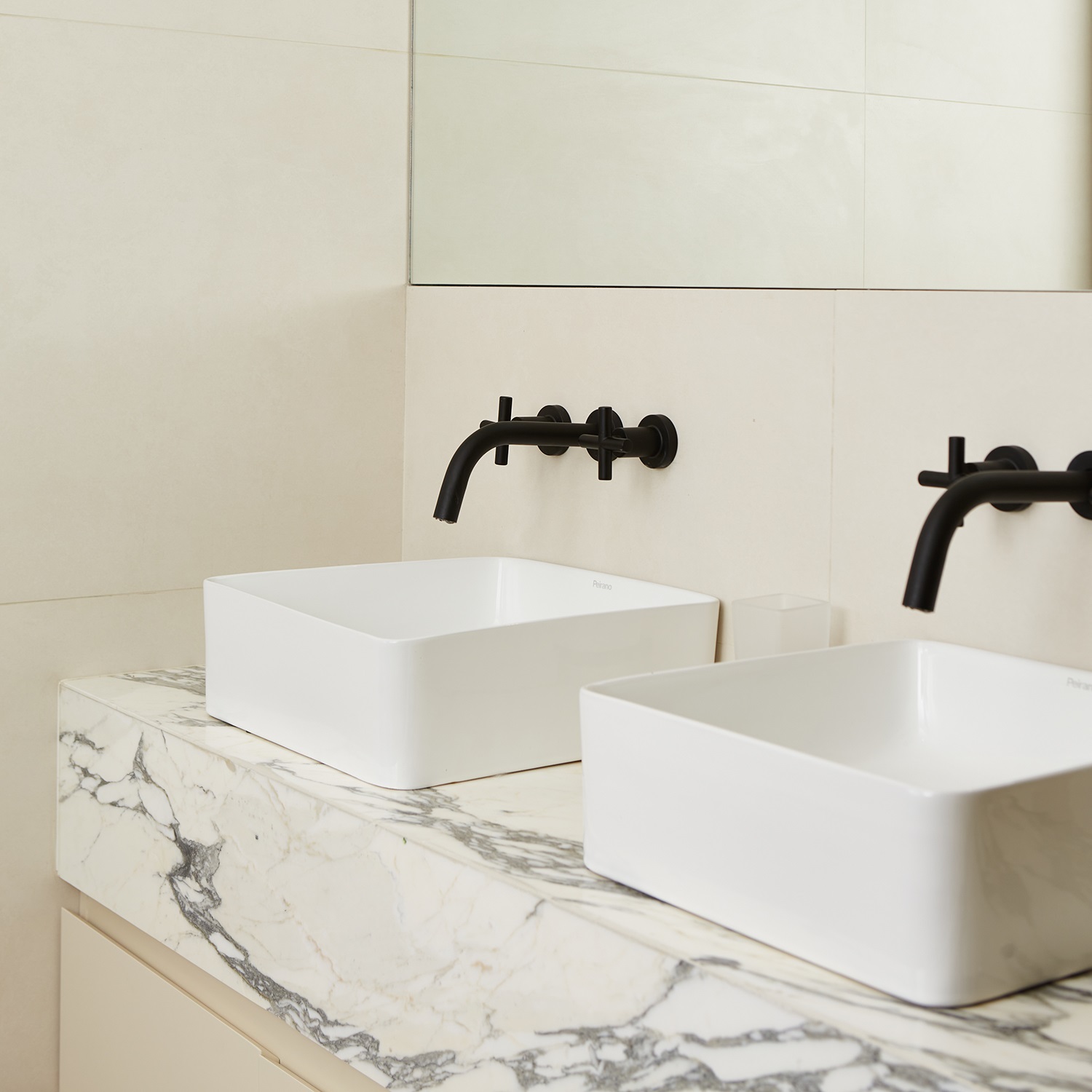 Griferia Para Lavatorio De Pared Peirano Black Velvet 62-190