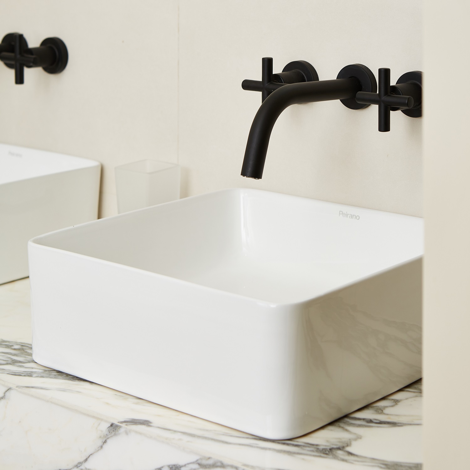 Griferia Para Lavatorio De Pared Peirano Black Velvet 62-190