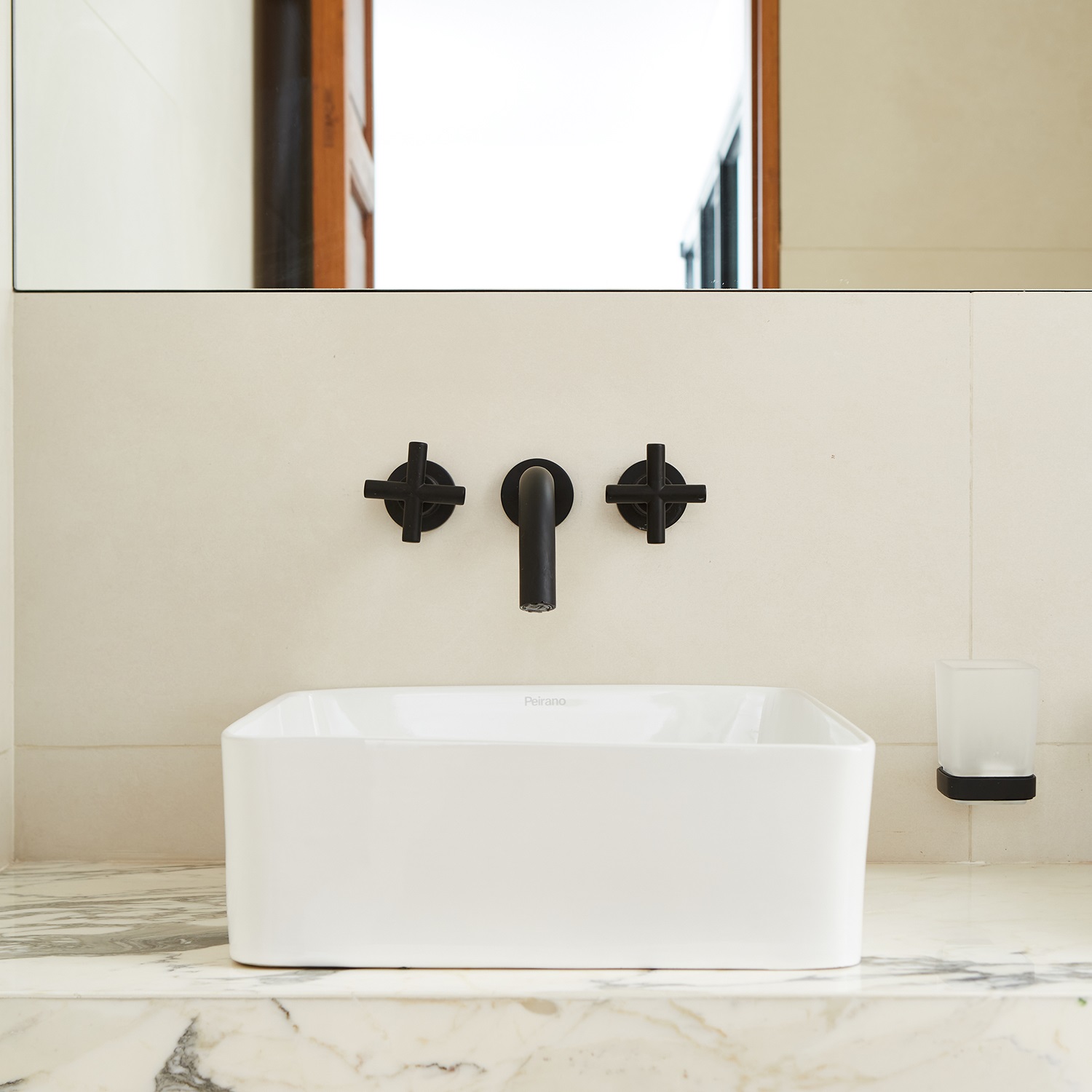 Griferia Para Lavatorio De Pared Peirano Black Velvet 62-190