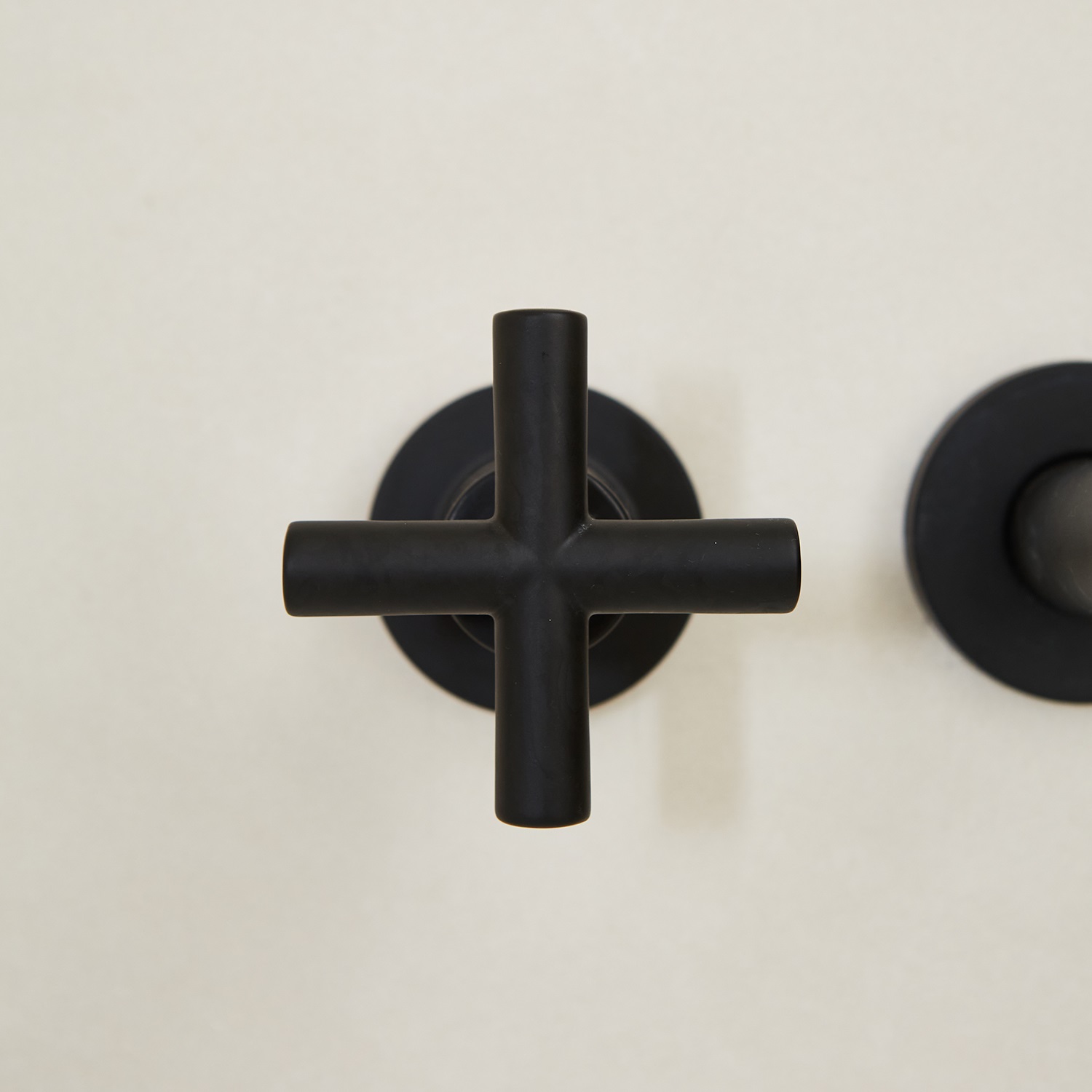 Griferia Para Lavatorio De Pared Peirano Black Velvet 62-190